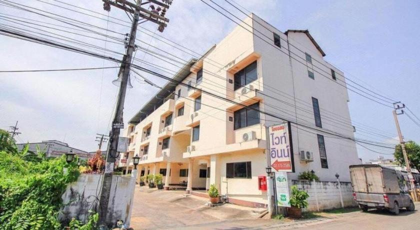 Oyo 383 White Inn Hotel Ban Khlong Lat Bua Khao Екстериор снимка